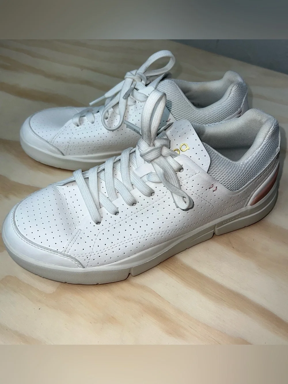 On Cloud The Roger Centre Court Sneakers Shoes Size Womens US 7 White Woodrose